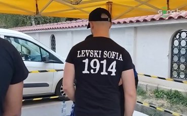 Контузеният нападател на Левски Билал Бари бе специален гост