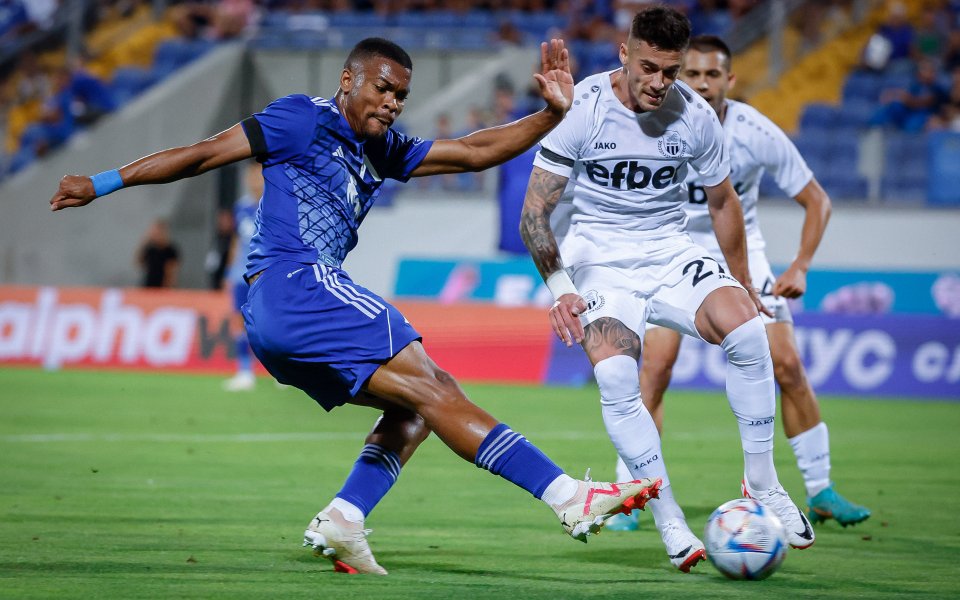 Левски и Хебър Пазарджик играят при в последен двубой от