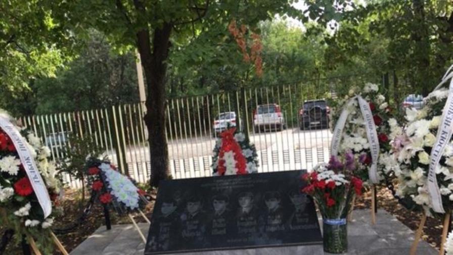 Колеги, приятели и роднини на загиналите преди 24 години при изпълнение на служебните си задължения полицаи и пожарникари почетоха паметта им днес като поднесоха венци и цветя пред паметната плоча на шестимата в ТЕЦ Бобов дол. На 4 септември 1999 г. при авария в Централните взривни складове на мини „Бобов дол" загинаха мл. лейтенант Иван Факирски, мл. лейтенант Венцислав Георгиев, мл. лейтенант Бисер Калистратов, мл. лейтенант Ивайло Иванов, мл. лейтенант Ивайло Парасков и капитан Крум Зарев.
