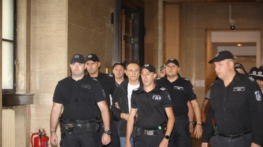 Софийският апелативен съд гледа жалбата на бизнесмена Васил Божков срещу наложеното му задържане под стража. Решението на съда ще бъде окончателно.