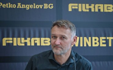 Спортният директор на Ботев Пловдив Артур Платек говори при