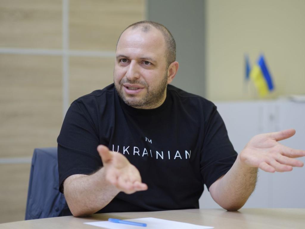Украинският министър на отбраната Рустем Умеров разговаря по телефона с