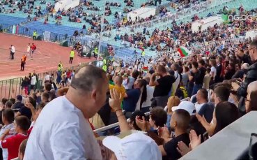 Овациите след попадението на Мартин Петров