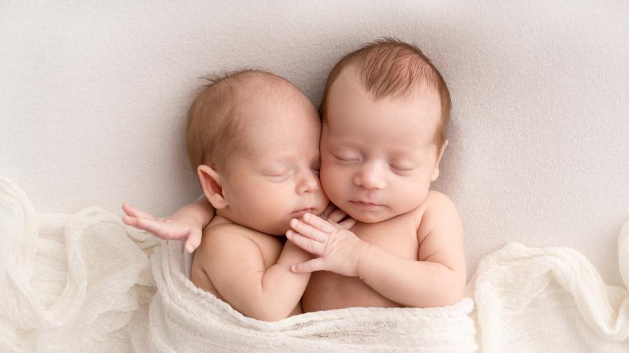10 красиви комбинации от имена за момчета близнаци (а и за братя!)