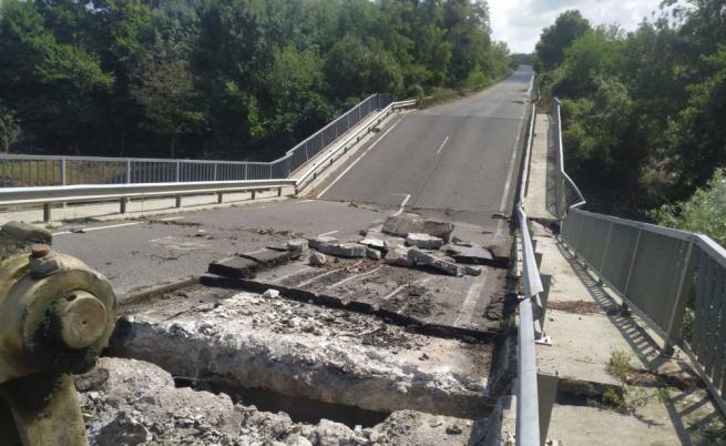 Кадри от събарянето на опасния мост между Царево и Ахтопол (ВИДЕО)