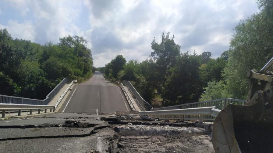 Със 100-тонен кран сриват моста на пътя Царево – Ахтопол