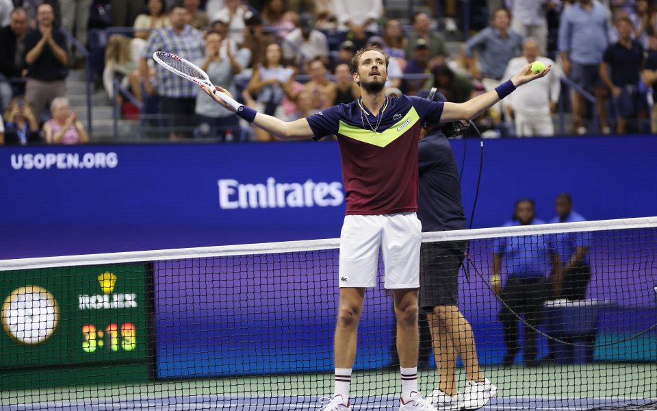 Даниил Медведев детронира защитаващия титлата си Карлос Алкарас в трилър