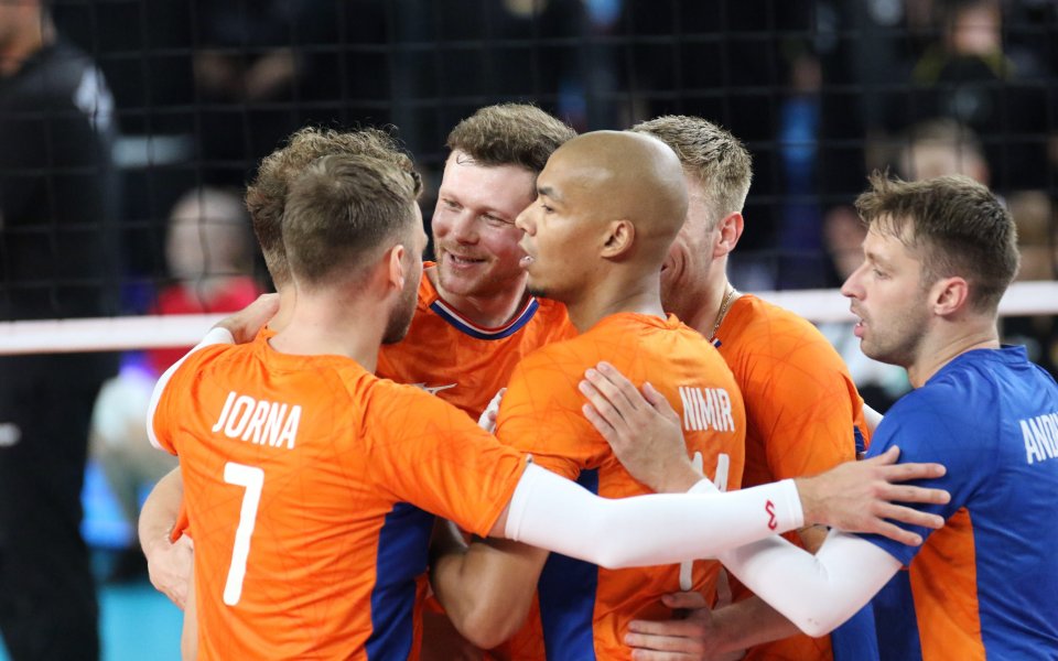 Нидерландия спечели драматична победа с 3:2 (25:20, 25:23, 22:25, 18:25,