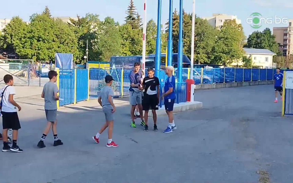 Фенове на Левски нападнаха Николай Костов и част от играчите