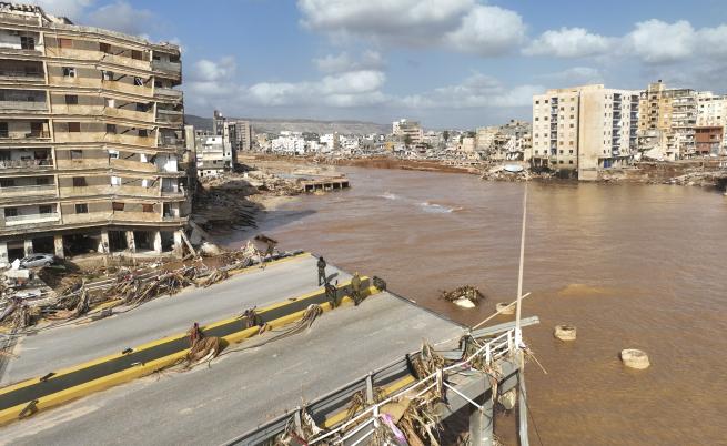 Стотици тела на загинали от наводненията в Либия изплуваха на плаж в Дерна