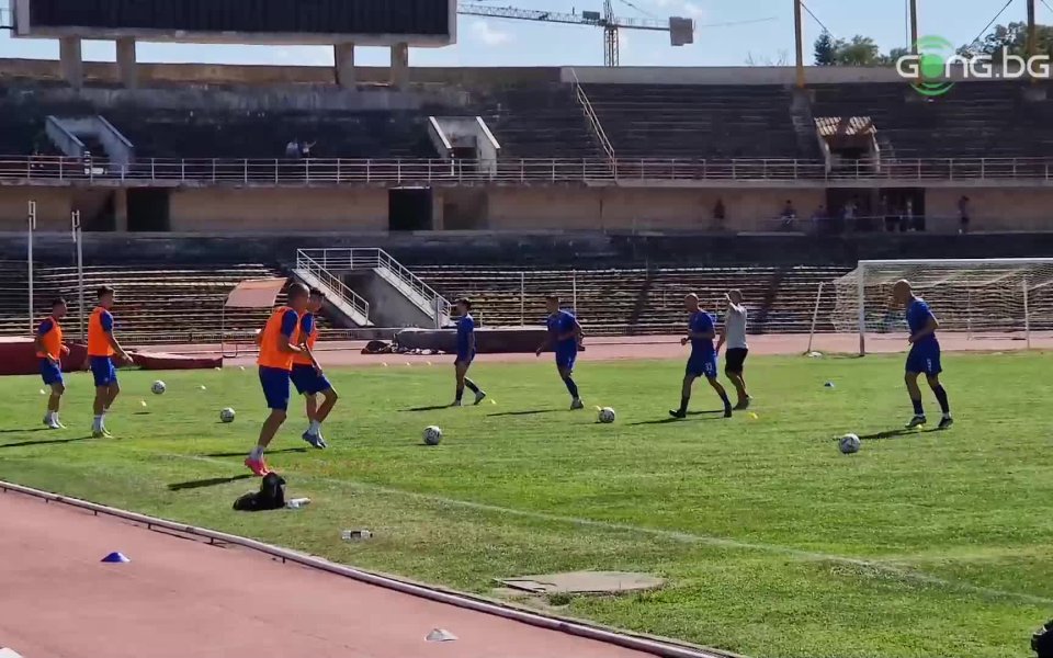 Пловдивските Спартак и Марица загряват преди двубоя помежду им в