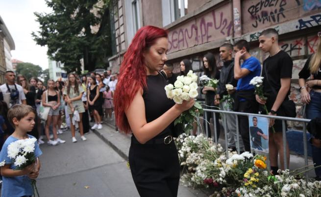 Съученици, учители и близки на 15-годишния Филип, който загина блъснат от автомобил на пешеходна пътека в София, се събраха на мирно шествие в София.