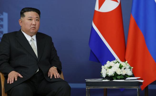 Необичайна хигиена: Защо охраната на Ким Чен-ун дезинфекцира стола му преди срещата с Путин