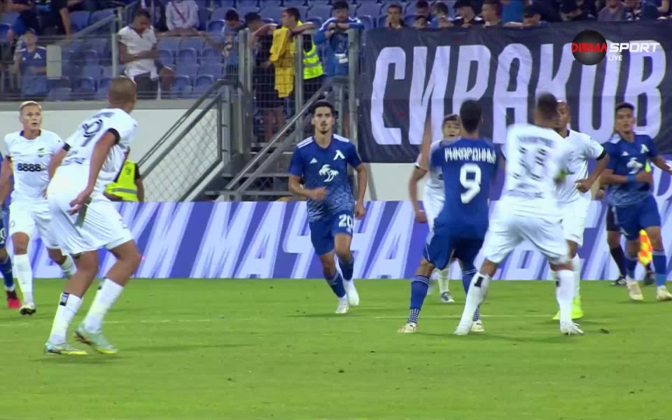 Рикардиньо успя да пусне топката към Уелтън с глава. Бразилецът