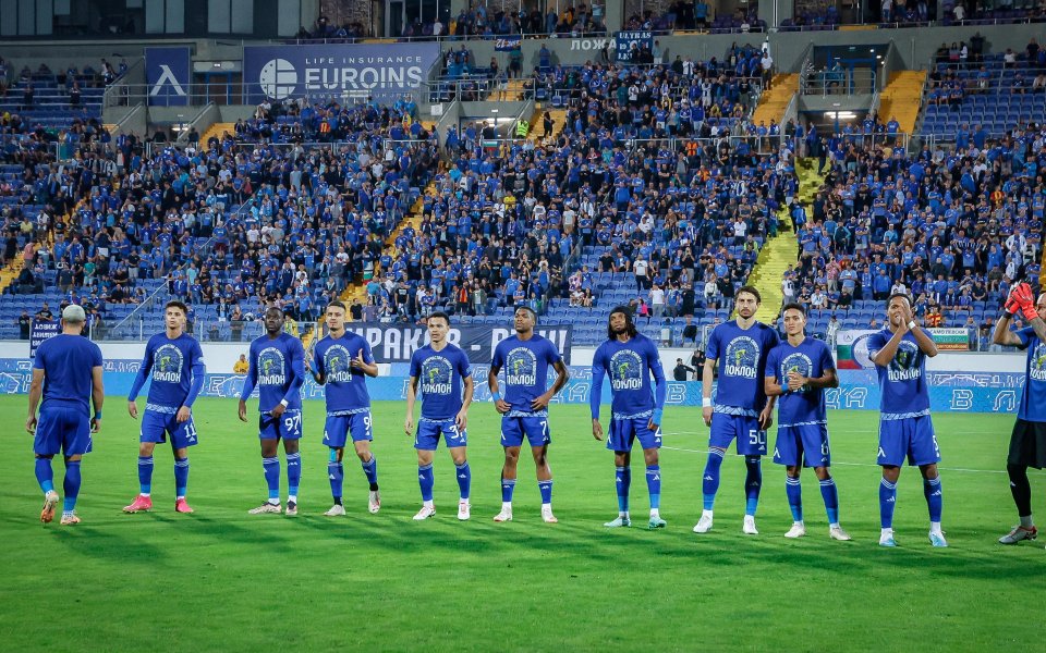 Талисманът на Левски - Лъвски изненада с подаръци феновете на