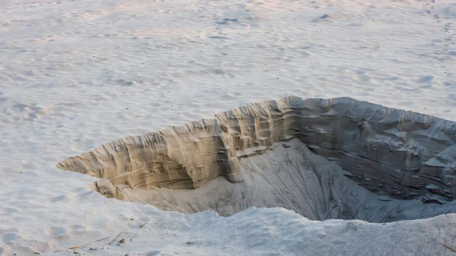 Мистерия на плажа: Космическа скала или земна дупка
