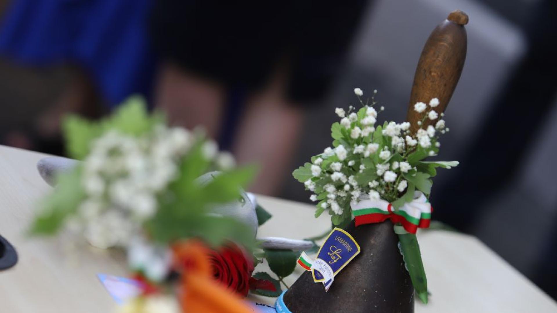 Днес 15 септември училищните дворове в цялата страна отново ще