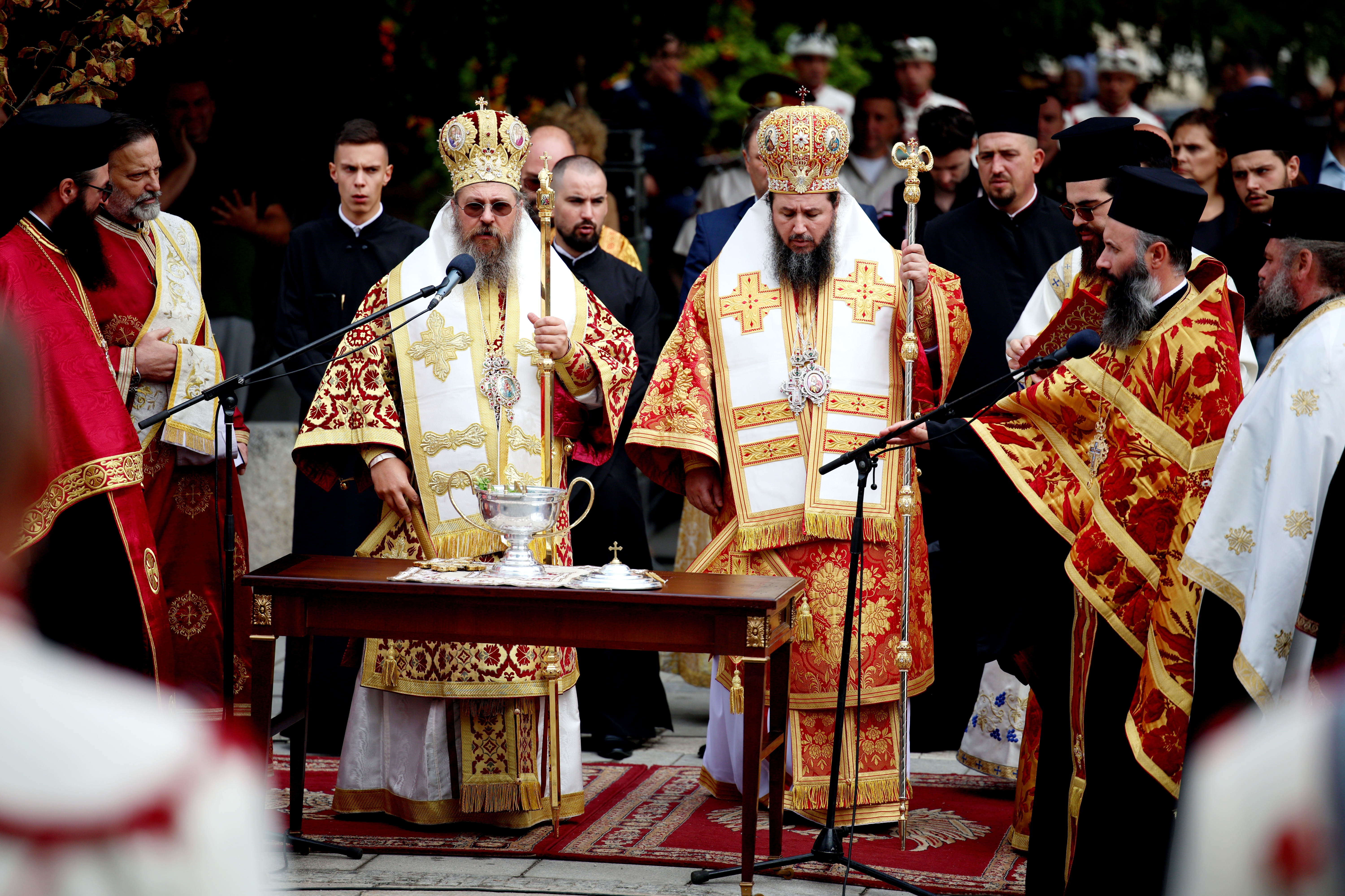 <p>Пред храма &bdquo;Света София&ldquo;, дал името на града бе отслужен тържествен водосвет и издигнато знамето на град София. Водосветът отслужи Белоградчишкият епископ Поликарп заедно с Велбъждски епископ Исаак</p>