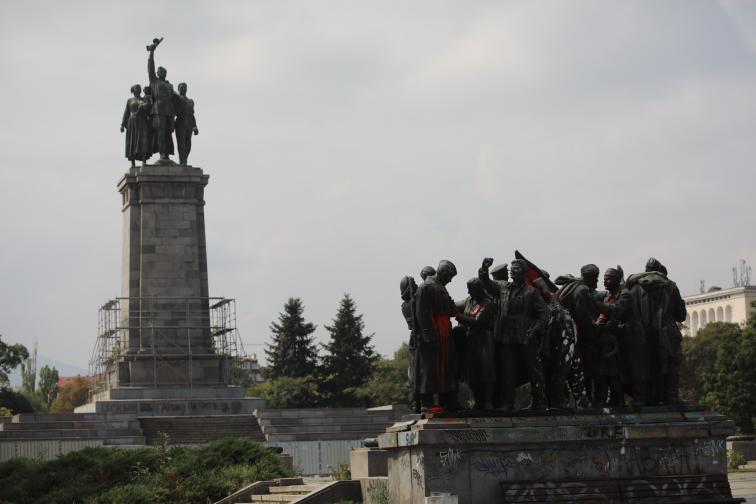 Ограждат Паметника на Съветската армия със скеле