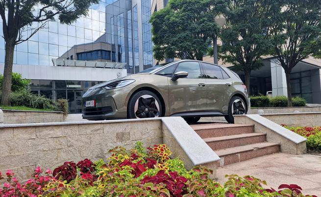  STOP &GO: Всеки от матричните IQ. Light фарове (опция) са формирани от 18 светодиода, 11 от които могат самостоятелно да се изключват или затъмняват. 