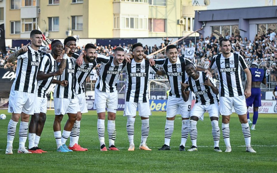 Локомотив Пловдив качи серията си от поредни победи на осем.