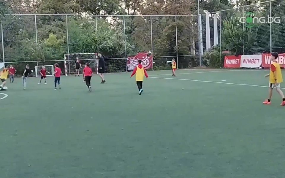 Футболистът на ЦСКА Юрген Матай продължава да радва младите привърженици