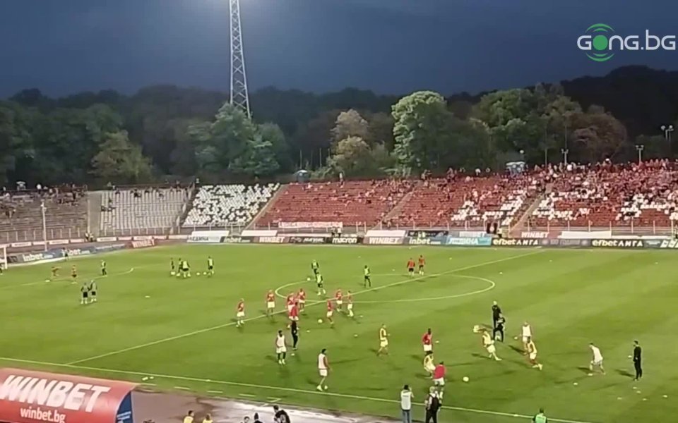 Футболистите на ЦСКА и ЦСКА 1948 загряват преди сблъсъка между