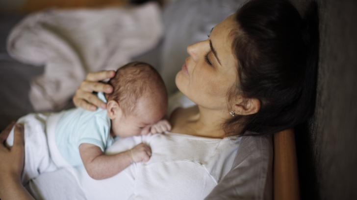 Когато си болна, а трябва да се грижиш за новородено: 5 съвета за оцеляване