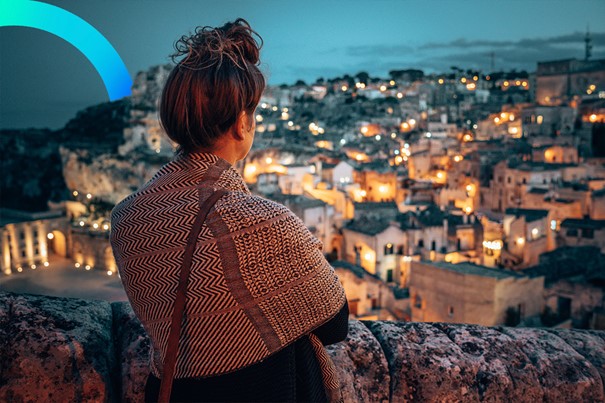  Жена се любува на невероятна панорама в Италия/ shutterstock 