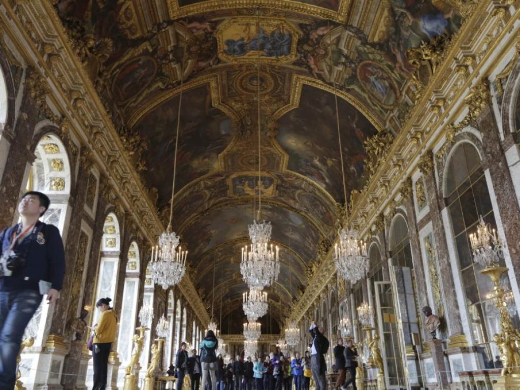 Дворецът Версай в покрайнините на Париж бе евакуиран отново заради
