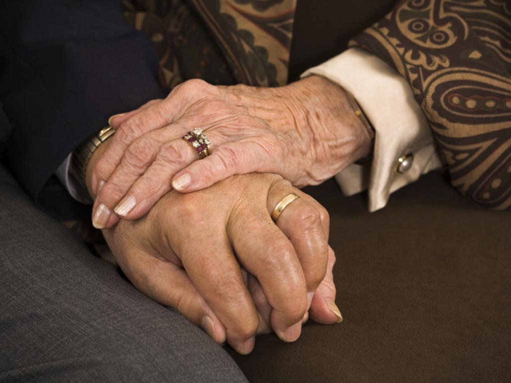 Дългогодишна британска двойка в седемдесетте си години най-накрая сключва брак