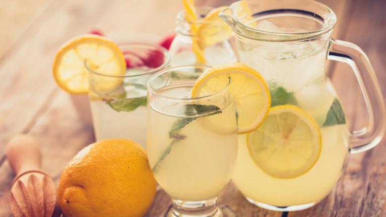 Ползи и вреди от пиенето на вода с лимон всеки ден