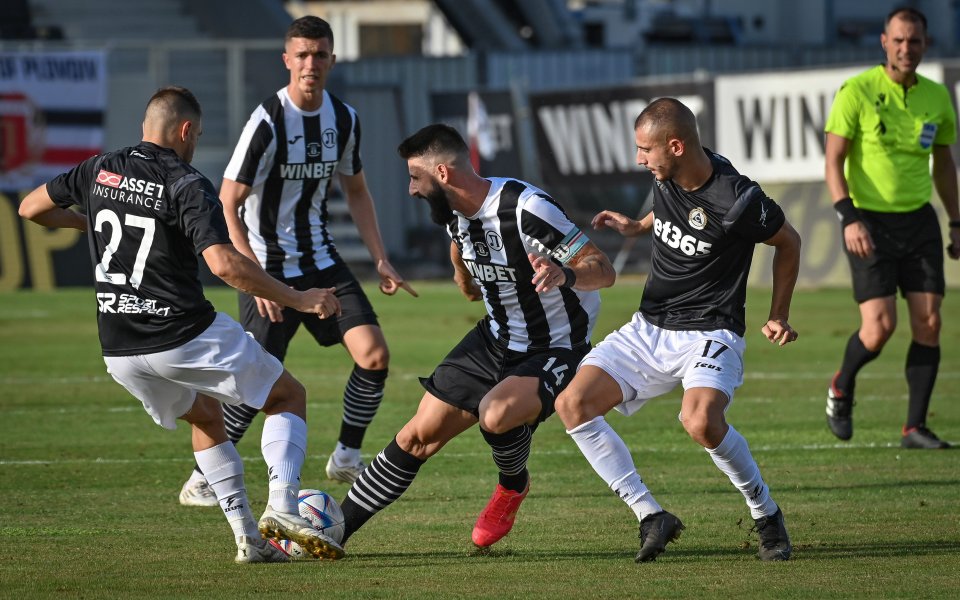 Отборите на Локомотив Пловдив и Славия играят при резултат 2:0