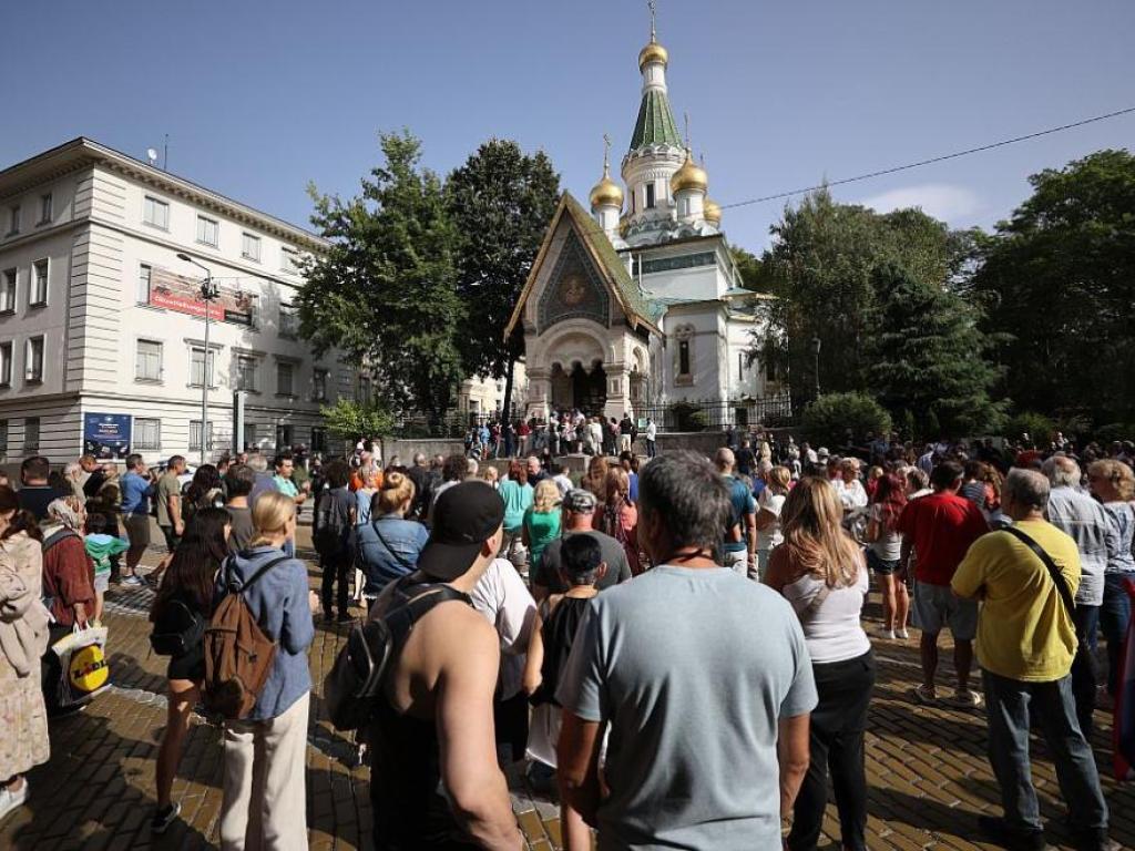Граждани се събраха пред Руската църква Свети Николай Мирликийски Чудотворец“