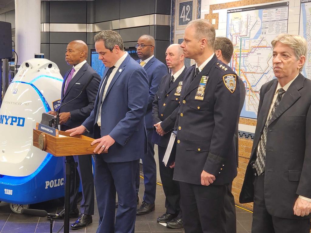Полицията в Ню Йорк представи нов робот който ще патрулира