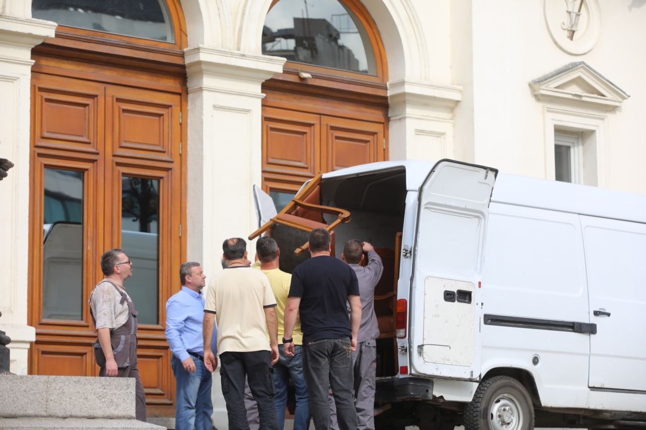 <p>Работници изнасят мебели от сградата на старото Народно събрание</p>