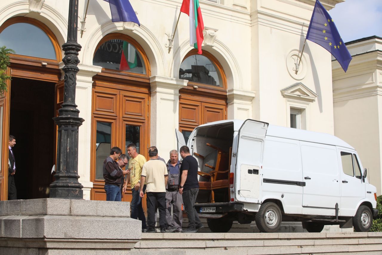 <p>Работници изнасят мебели от сградата на старото Народно събрание</p>