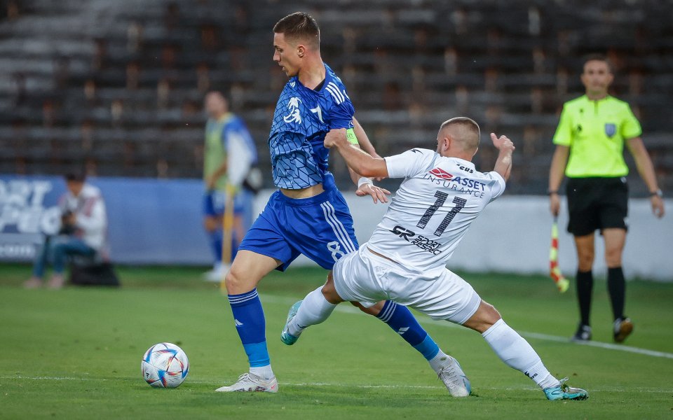 Отборите на Славия и Левски играят при резултат 0:2 в