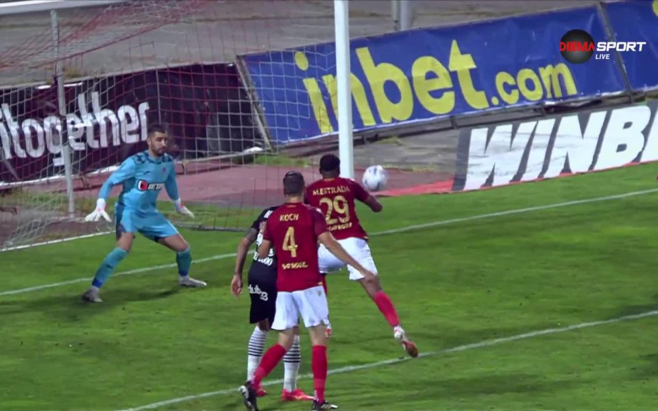 Майкъл Естрада бележи за втори път във вратата на Локомотив