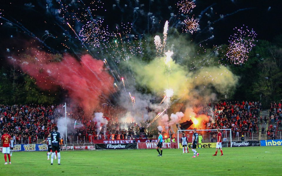 ЦСКА победи Локомотив София с 2:0 в столичното дерби, затворило