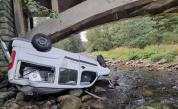 Автомобил падна от мост в река край Самоков (СНИМКИ)