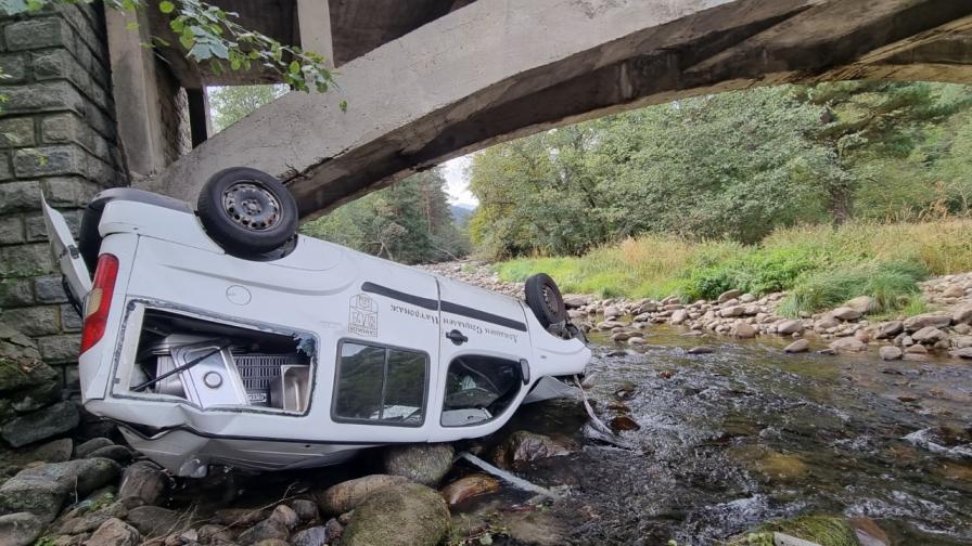 Автомобил падна от мост в река край Самоков (СНИМКИ)