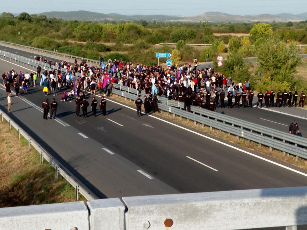 Продължава блокадата на автомагистрала Тракия, Подбалканския път в района на