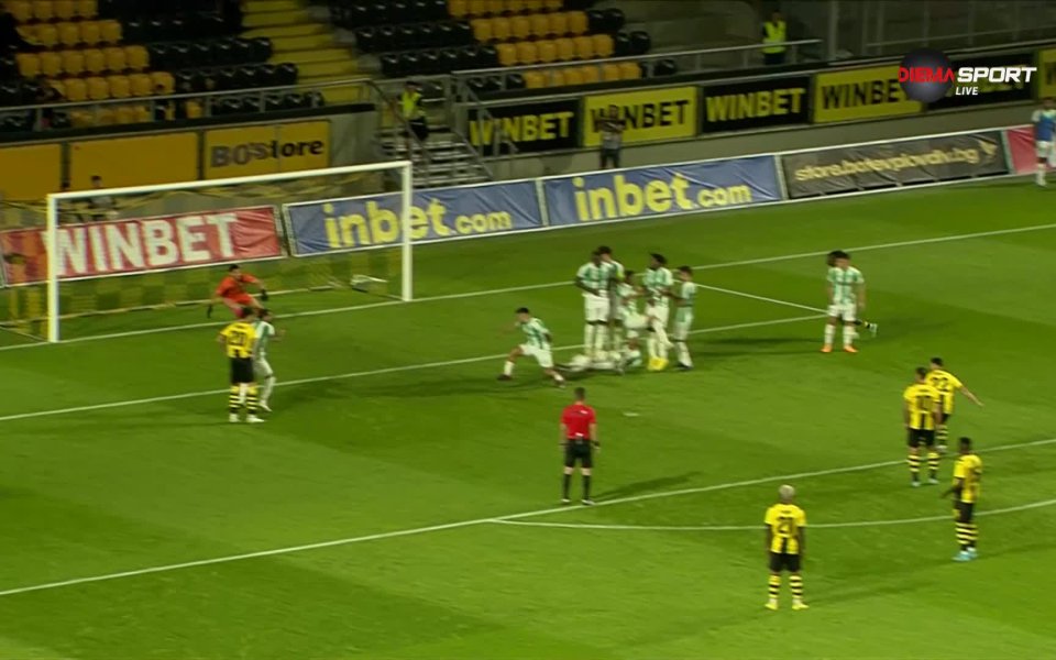 Енцо Ойос извърши нарушение, като игра с ръка и бе