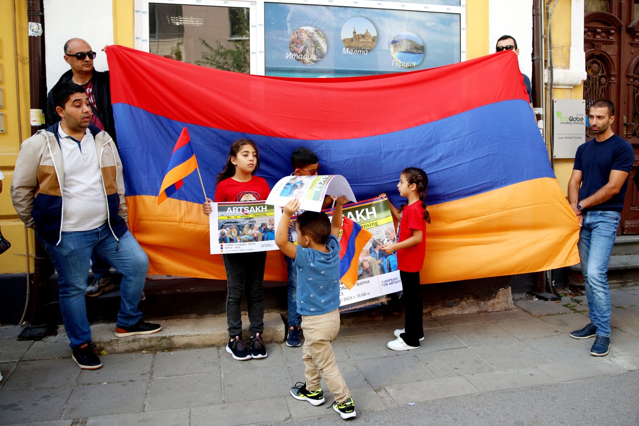 <p>Представители на арменската общност се събраха на протест в подкрепа на арменците от Нагорни Карабах пред сградата на Европейската комисия в София.</p>