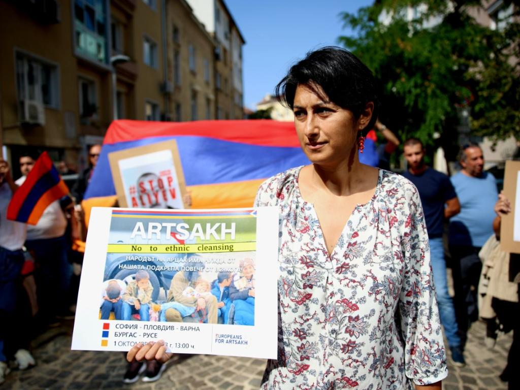 Представители на арменската общност се събраха на протест в подкрепа
