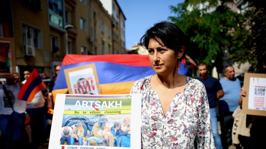 Представители на арменската общност се събраха на протест в подкрепа на арменците от Нагорни Карабах пред сградата на Европейската комисия в София.
