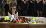 Да овдовееш на 20 години: Трагичната съдба на съпругите на украинските войници