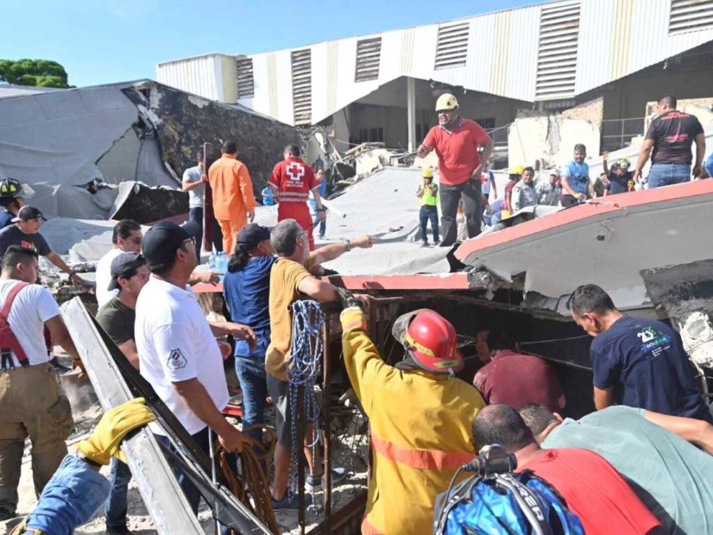 Покривът на църква в мексиканския град Сиудад Мадеро рухна по