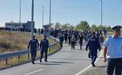 Протестиращи енергетици и миньори пробиха полицейската блокада край автомагистрала "Струма" и излязоха на пътя. От рано сутринта днес полиция и жандармерия се опитваше до осуети опитите на недоволници работници и синдикалисти да блокират автомагистралата.